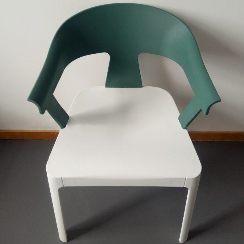 Chaise de salle à manger en plastique trapézoïdale minimaliste moderne avec dossier et accoudoirs pour salle à manger 
