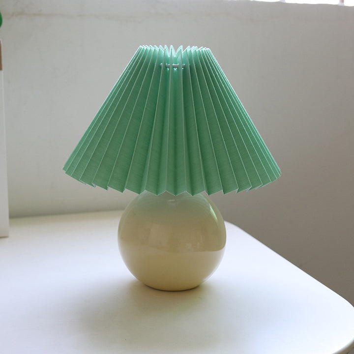 Zeitgenössische Retro Plissee Stoff Runde Keramik Basis 1-Licht Tischlampe für Schlafzimmer