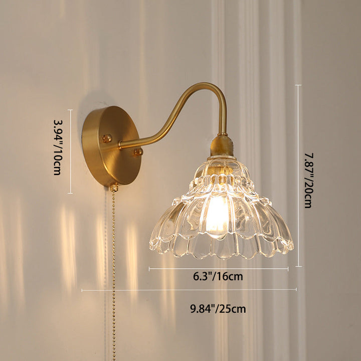 Applique murale moderne minimaliste en laiton et verre avec une lumière en forme de campanule pour salon 