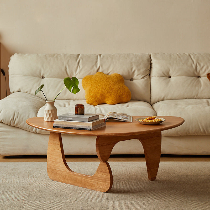 Traditioneller Vintage-Dreieck-Couchtisch mit abgerundeten Kanten aus massivem Gummibaumholz für das Wohnzimmer 
