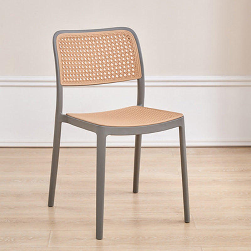 Chaise de salle à manger empilable en plastique ressemblant à du rotin carré à la simplicité contemporaine avec accoudoirs et dossier pour salle à manger 