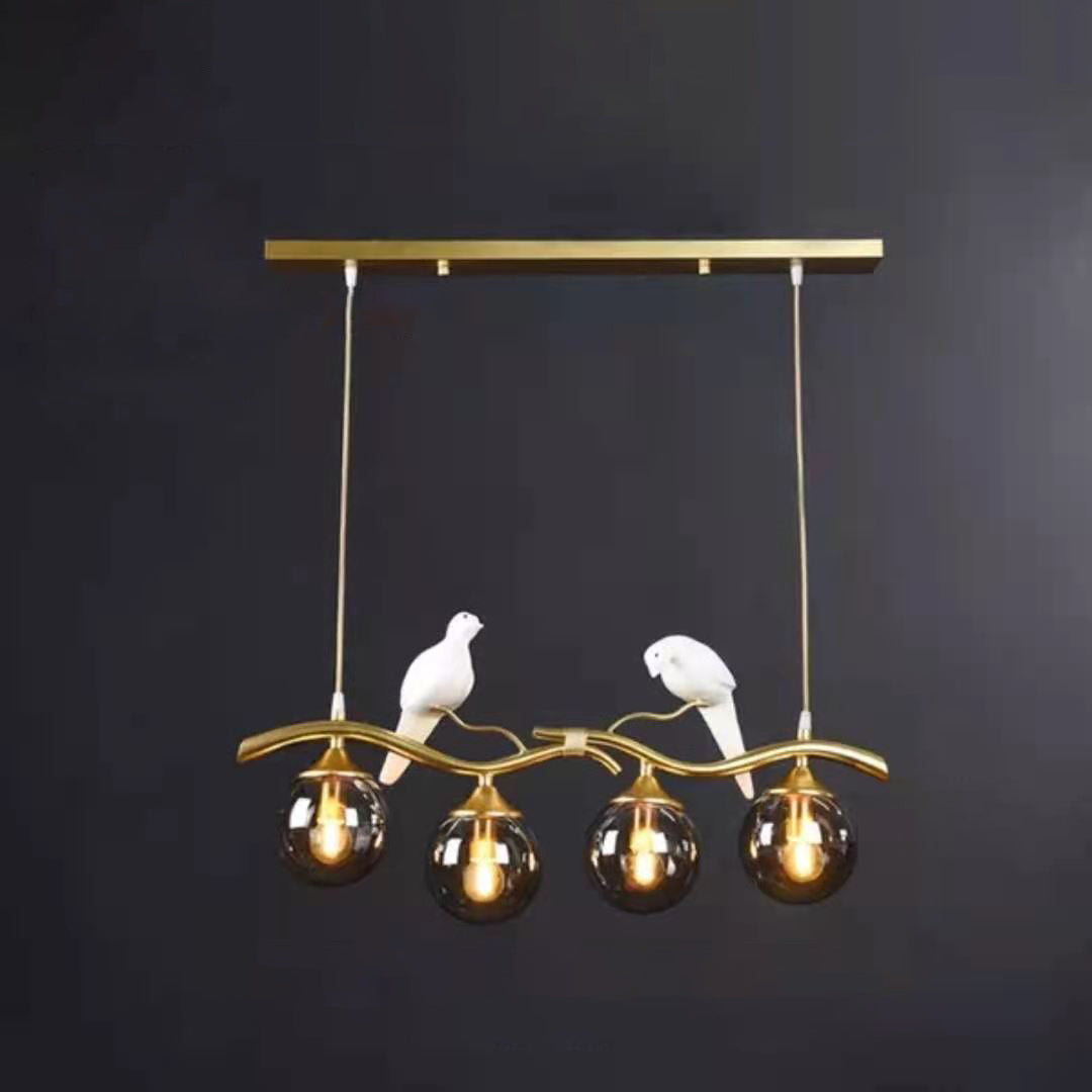 Zeitgenössischer kreativer Harzvogel-Glaskugelschirm 4-flammiger Insel-Kronleuchter für Wohnzimmer 