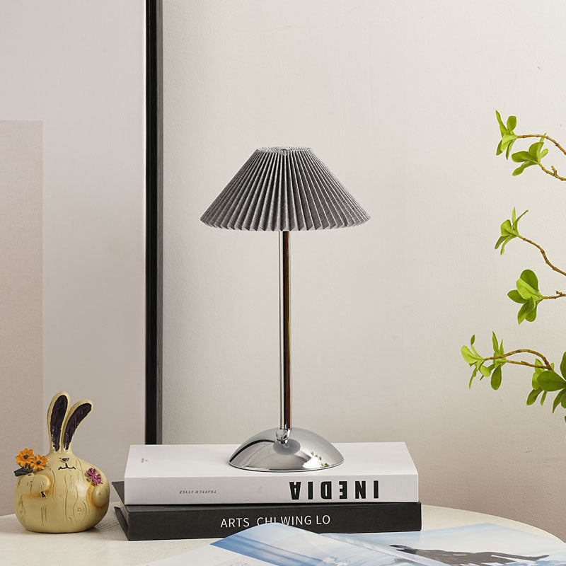 Lámpara de mesa contemporánea escandinava recargable de tela cónica plisada de 1 luz para mesita de noche 