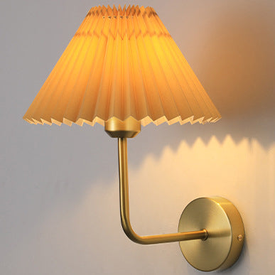 Zeitgenössische Einfachheit Plissee Kegel Eisen Stoff 1-Licht Wandleuchte Lampe für Wohnzimmer 