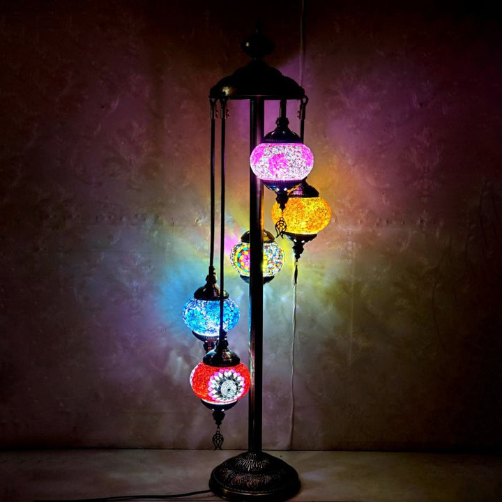 Lámpara de pie de vidrio teñido de hierro con bola ovalada tradicional Tiffany de 5/7 luces para sala de estar 