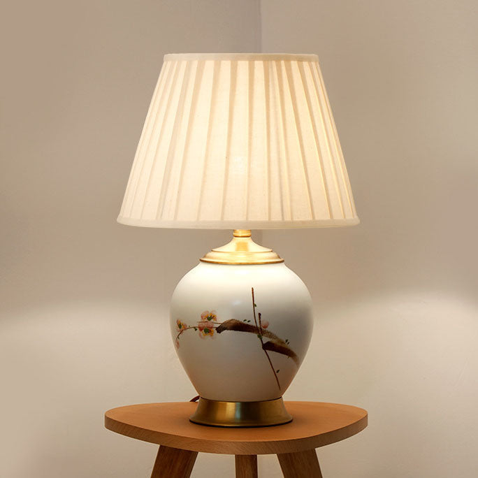 Lámpara de mesa de 1 luz con base de cerámica y pantalla de tela bordada con flor de ciruelo china tradicional para dormitorio 