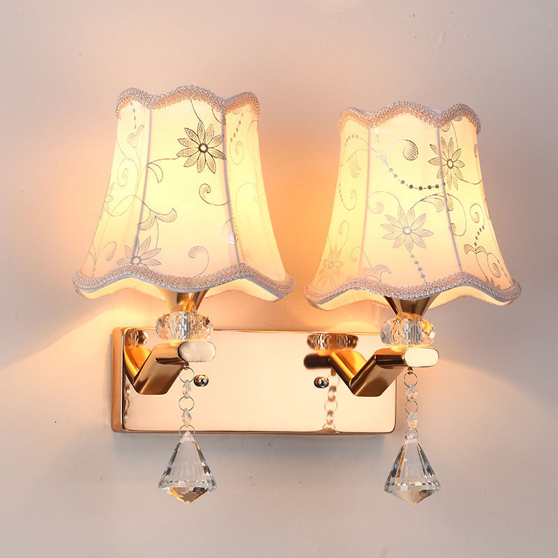 Traditionelle europäische Blumenstoff-Eisen-1/2-Licht-Wandleuchter-Lampe für Wohnzimmer 