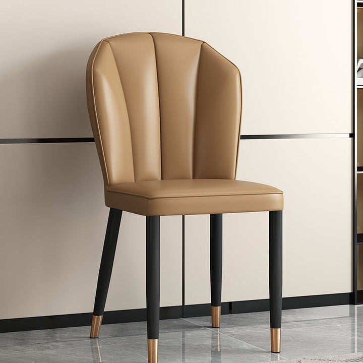 Chaise de salle à manger moderne en cuir artificiel de luxe en acier au carbone avec dossier en éponge carrée 