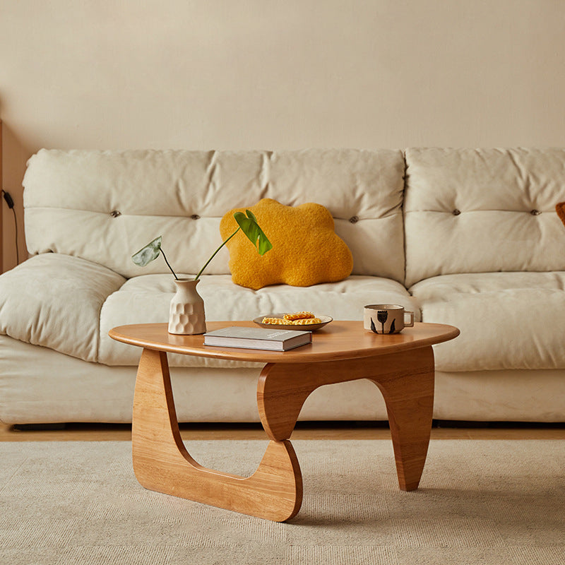 Traditioneller Vintage-Dreieck-Couchtisch mit abgerundeten Kanten aus massivem Gummibaumholz für das Wohnzimmer 