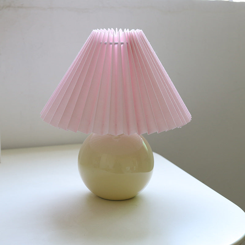 Zeitgenössische Retro Plissee Stoff Runde Keramik Basis 1-Licht Tischlampe für Schlafzimmer