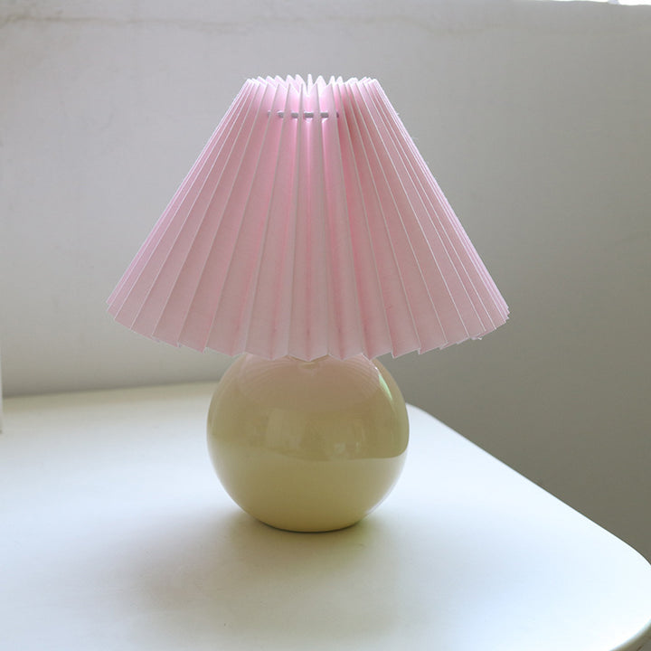 Zeitgenössische Retro Plissee Stoff Runde Keramik Basis 1-Licht Tischlampe für Schlafzimmer