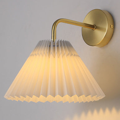 Zeitgenössische Einfachheit Plissee Kegel Eisen Stoff 1-Licht Wandleuchte Lampe für Wohnzimmer 