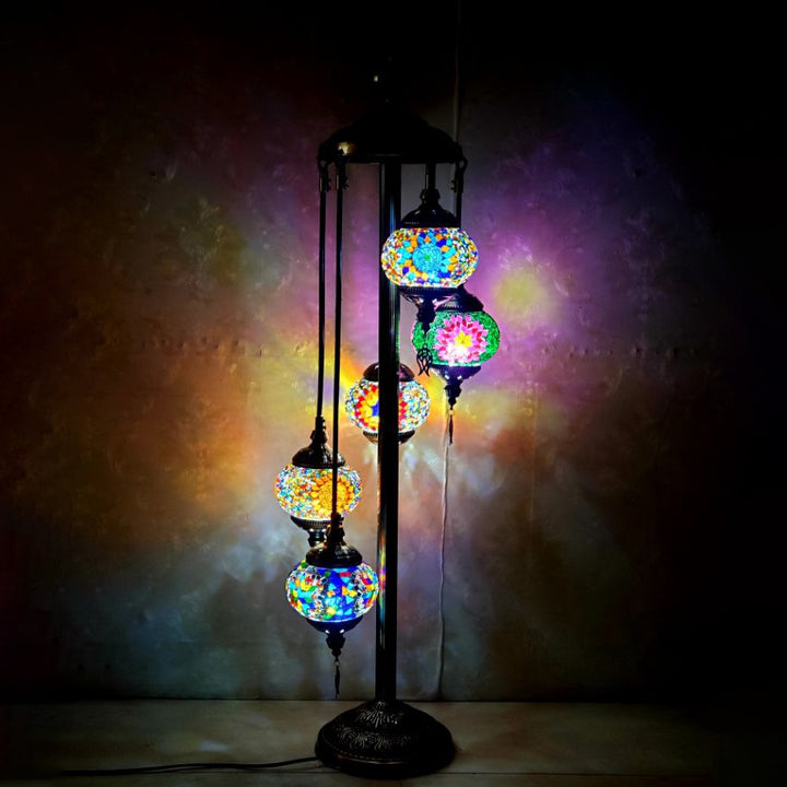 Lámpara de pie de vidrio teñido de hierro con bola ovalada tradicional Tiffany de 5/7 luces para sala de estar 