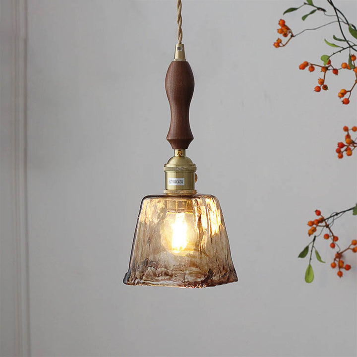 Moderne eklektische Pendelleuchte mit einem Licht aus bernsteinfarbenem Glas und Walnussfarbener Griff für das Wohnzimmer 