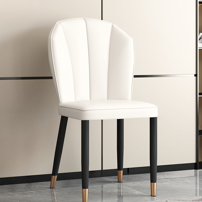 Chaise de salle à manger moderne en cuir artificiel de luxe en acier au carbone avec dossier en éponge carrée 