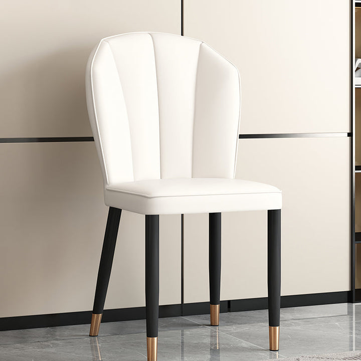 Chaise de salle à manger moderne en cuir artificiel de luxe en acier au carbone avec dossier en éponge carrée 