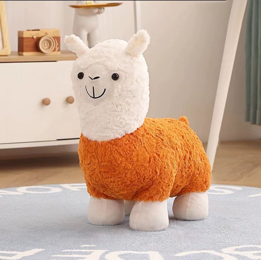 Moderner kreativer Fußhocker mit Rückenlehne im Alpaka-Design aus Teddyfleece für das Wohnzimmer 