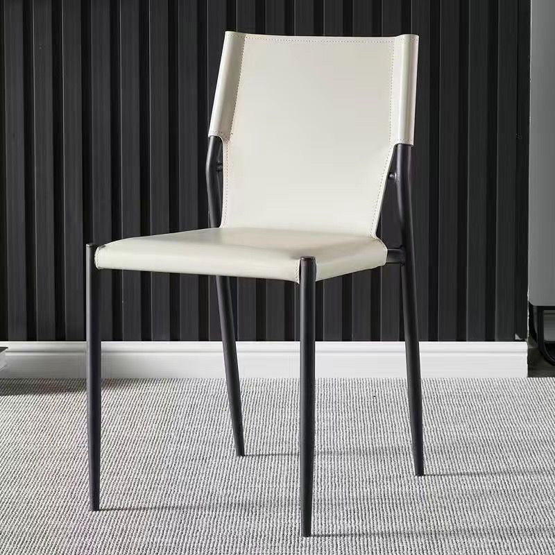 Silla de comedor apilable con respaldo de cuero nórdico contemporáneo y acero al carbono para comedor 