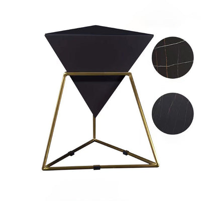 Zeitgenössischer nordischer Dreieck-Pyramiden-Glas-Schiefer-Metall-Beistelltisch für das Bett 
