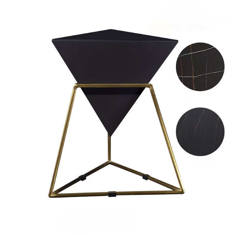Zeitgenössischer nordischer Dreieck-Pyramiden-Glas-Schiefer-Metall-Beistelltisch für das Bett 