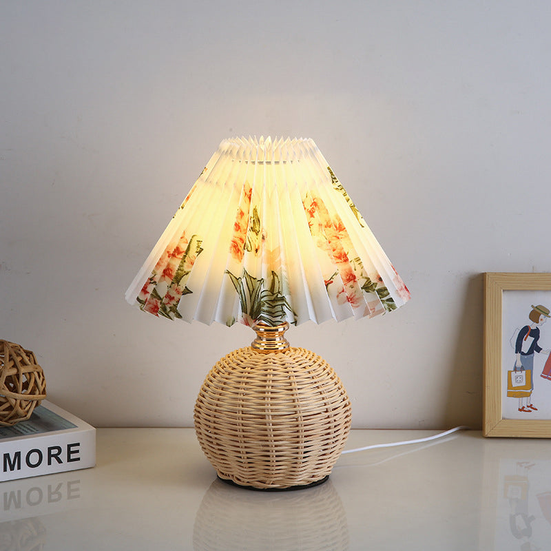 Zeitgenössische nordische Tischlampe aus Rattangewebe mit plissierter konischer Kugel, LED, für Schlafzimmer 