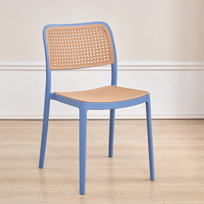 Chaise de salle à manger empilable en plastique ressemblant à du rotin carré à la simplicité contemporaine avec accoudoirs et dossier pour salle à manger 