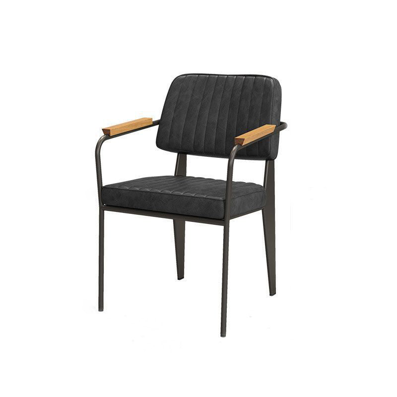 Zeitgenössischer industrieller Ölwachslack Leder Metall Schwamm Holz quadratischer vertikaler Streifen Esszimmerstuhl Rückenlehne Armlehne für Esszimmer 