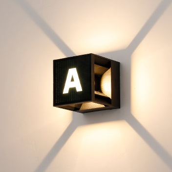 Applique murale extérieure étanche à LED solaire carrée en ABS à la simplicité contemporaine pour jardin 