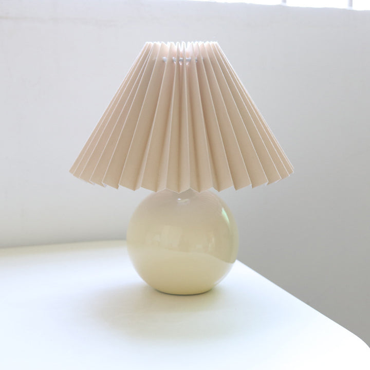 Zeitgenössische Retro Plissee Stoff Runde Keramik Basis 1-Licht Tischlampe für Schlafzimmer
