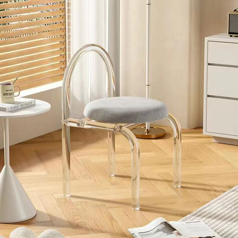 Taburete de tocador de lujo moderno con respaldo de terciopelo acrílico transparente con marco arqueado para dormitorio 