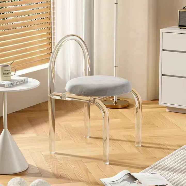 Taburete de tocador de lujo moderno con respaldo de terciopelo acrílico transparente con marco arqueado para dormitorio 