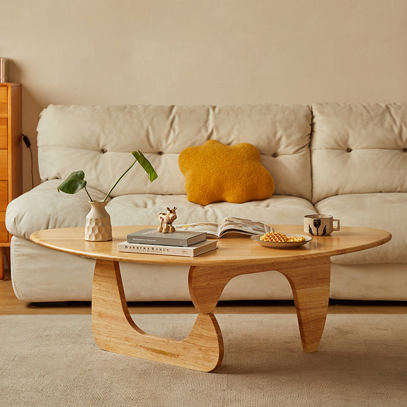 Traditioneller Vintage-Dreieck-Couchtisch mit abgerundeten Kanten aus massivem Gummibaumholz für das Wohnzimmer 