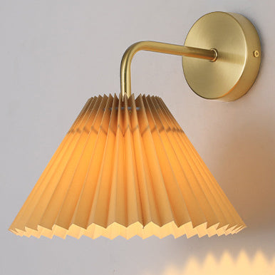 Zeitgenössische Einfachheit Plissee Kegel Eisen Stoff 1-Licht Wandleuchte Lampe für Wohnzimmer 