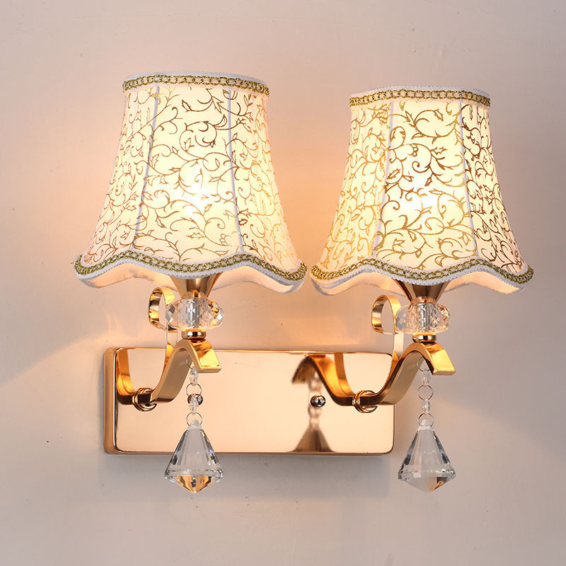 Traditionelle europäische Blumenstoff-Eisen-1/2-Licht-Wandleuchter-Lampe für Wohnzimmer 