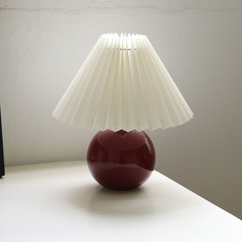 Zeitgenössische Retro Plissee Stoff Runde Keramik Basis 1-Licht Tischlampe für Schlafzimmer