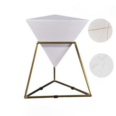 Zeitgenössischer nordischer Dreieck-Pyramiden-Glas-Schiefer-Metall-Beistelltisch für das Bett 