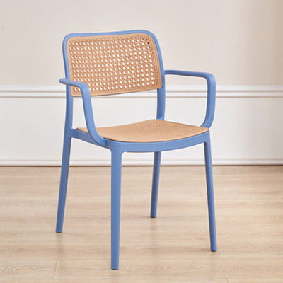 Chaise de salle à manger empilable en plastique ressemblant à du rotin carré à la simplicité contemporaine avec accoudoirs et dossier pour salle à manger 