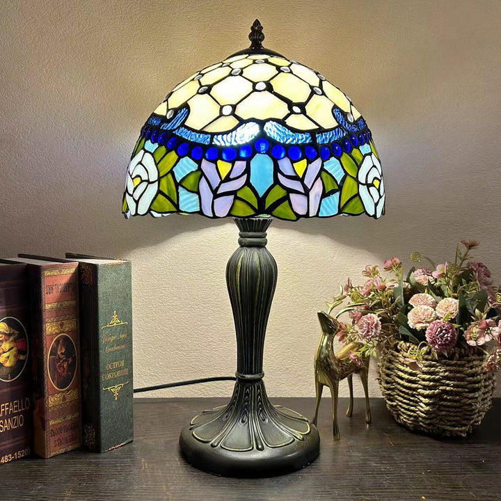 Lampe de table à 1 lumière avec dôme en verre métallique Tiffany traditionnel, motif raisin, fleur, libellule et papillon pour chevet 
