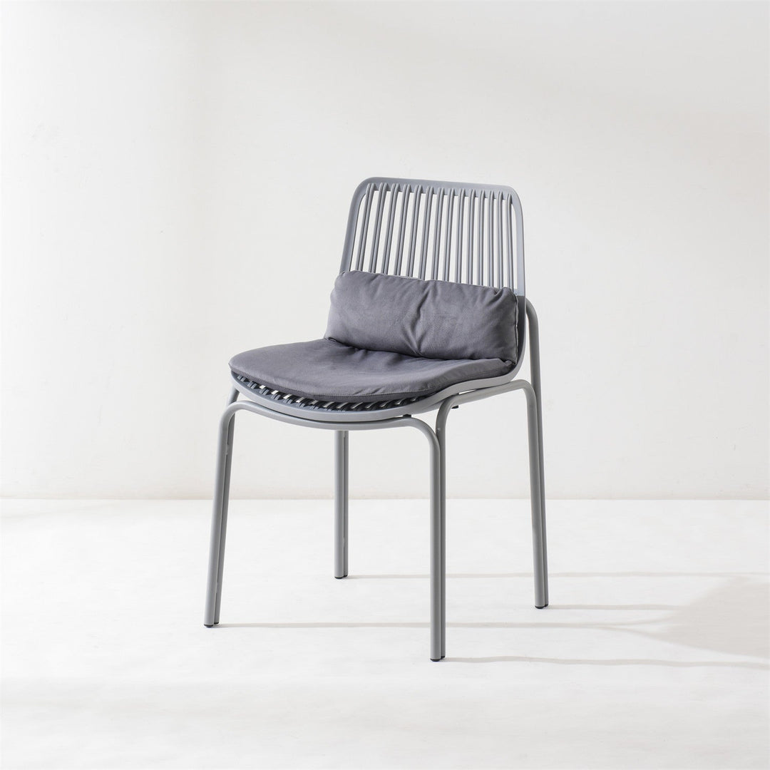 Chaise de salle à manger en plastique et métal avec dossier carré minimaliste moderne 