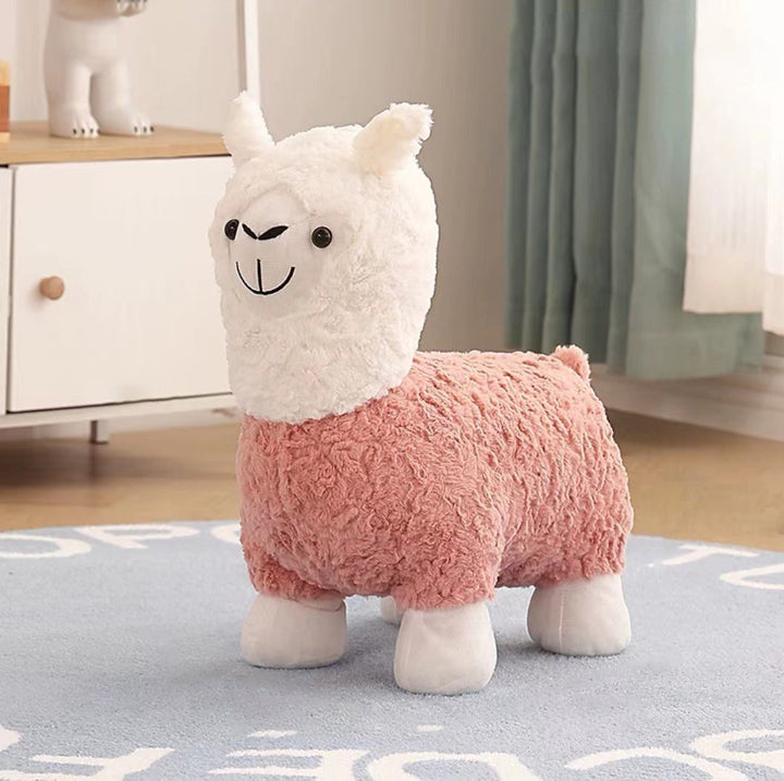 Moderner kreativer Fußhocker mit Rückenlehne im Alpaka-Design aus Teddyfleece für das Wohnzimmer 