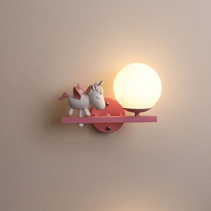 Zeitgenössische kreative Kinder Mädchen Einhorn Kugel Harz Eisen Glas 1-Licht Wandleuchte für Schlafzimmer 