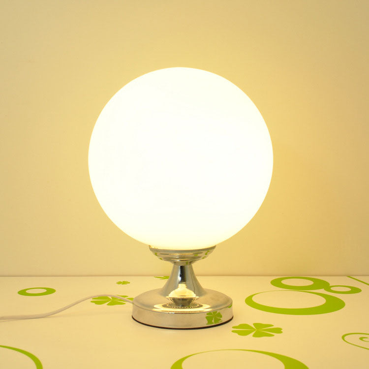 Lámpara de Mesa de 1 Luz con Pantalla de Fútbol de Hierro y Vidrio Creativo Contemporáneo para Dormitorio 