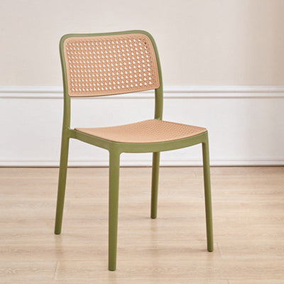 Chaise de salle à manger empilable en plastique ressemblant à du rotin carré à la simplicité contemporaine avec accoudoirs et dossier pour salle à manger 
