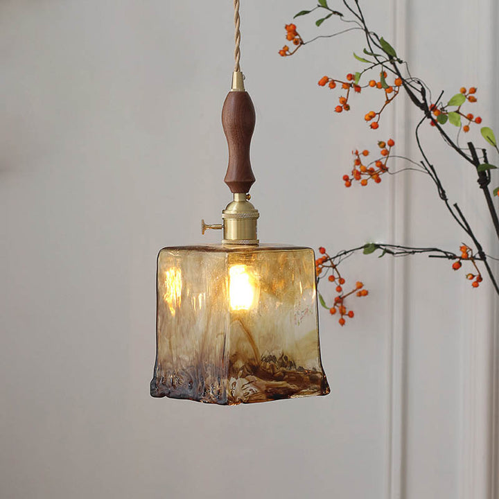 Moderne eklektische Pendelleuchte mit einem Licht aus bernsteinfarbenem Glas und Walnussfarbener Griff für das Wohnzimmer 