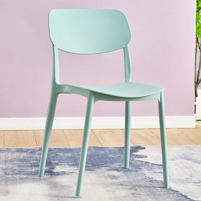 Chaise de salle à manger empilable carrée en plastique macaron nordique contemporain avec dossier ouvert pour salle à manger 
