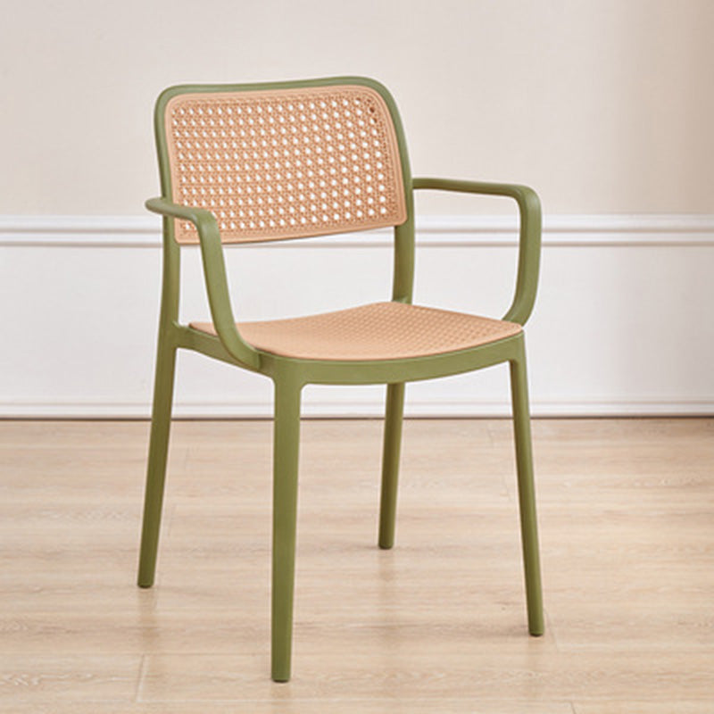 Chaise de salle à manger empilable en plastique ressemblant à du rotin carré à la simplicité contemporaine avec accoudoirs et dossier pour salle à manger 