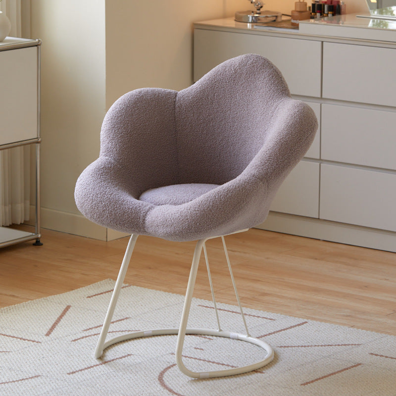 Moderner kreativer runder Schminkhocker mit Rückenlehne aus Sherpa-Stoff und Metall in Blumenform für das Schlafzimmer 