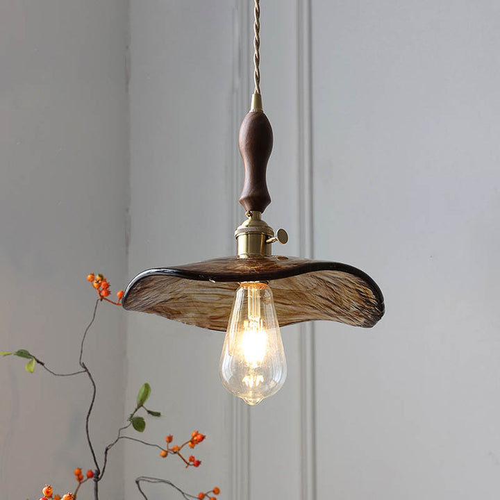 Moderne eklektische Pendelleuchte mit einem Licht aus bernsteinfarbenem Glas und Walnussfarbener Griff für das Wohnzimmer 