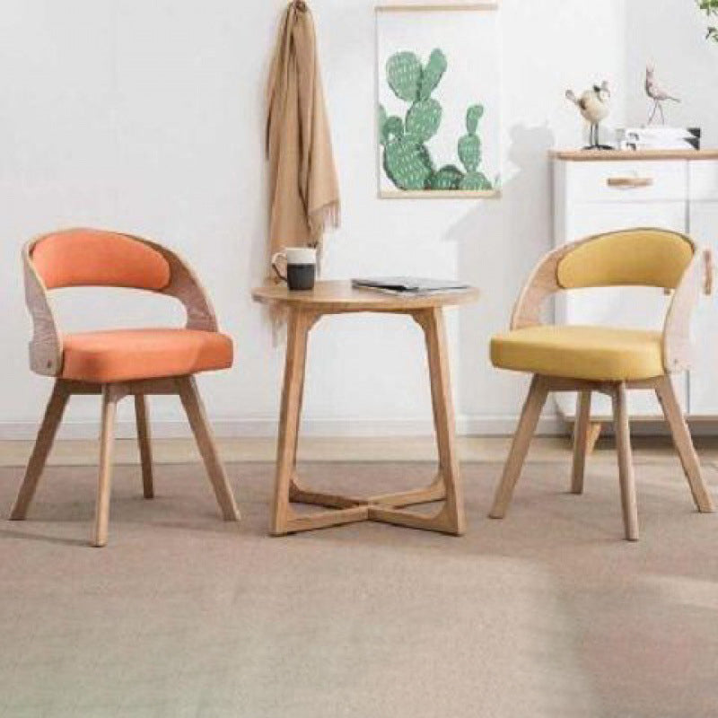 Chaise de salle à manger contemporaine en tissu nordique avec pieds en bois évasés et dossier courbé pour salle à manger 