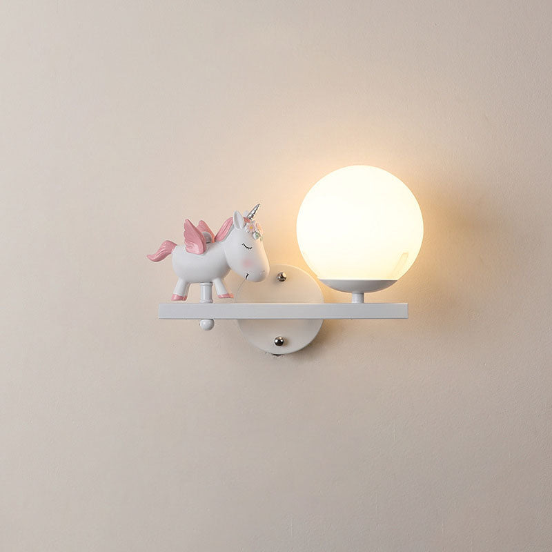 Zeitgenössische kreative Kinder Mädchen Einhorn Kugel Harz Eisen Glas 1-Licht Wandleuchte für Schlafzimmer 